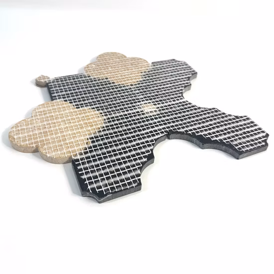 Mosaico de azulejos de pared de mármol negro y metal dorado